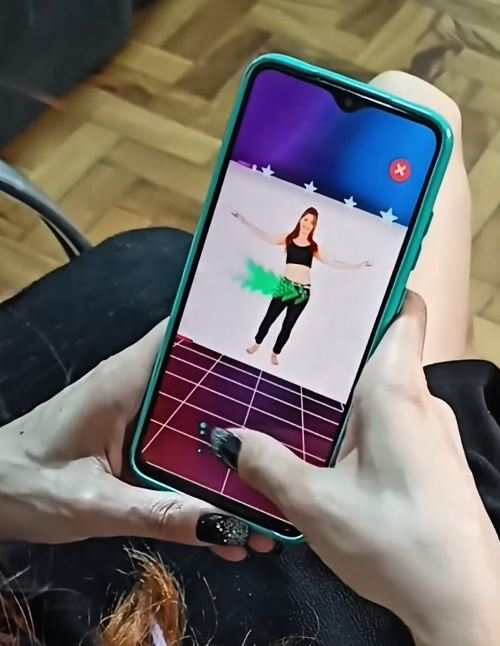 Pessoa usando o celular para aprender e praticar